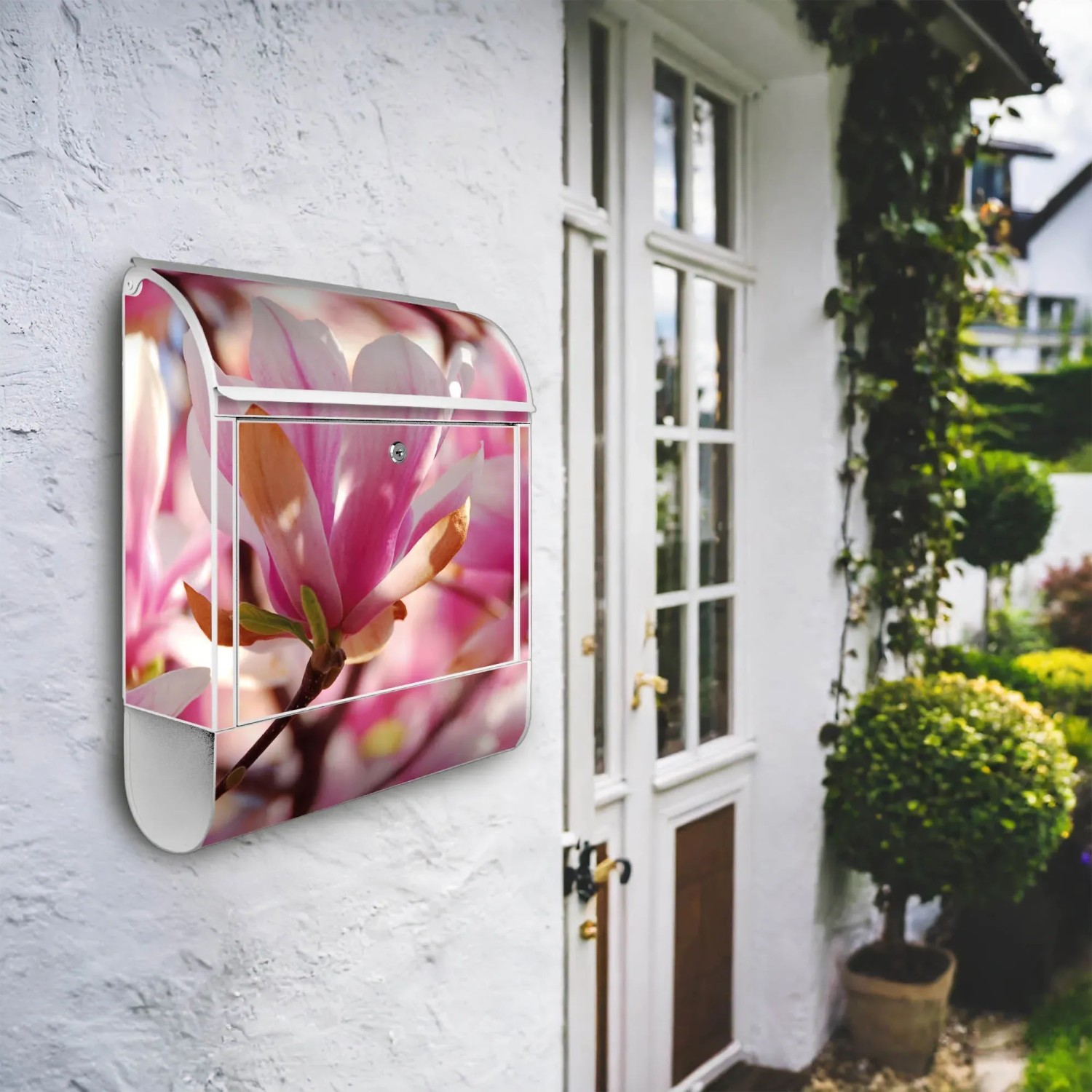 Weißer Design Briefkasten mit Magnolien Motiv und Zeitungsfach.