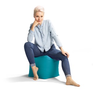 Frau sitzt auf petrolfarbenem Sitting Point Hocker Scuba (60 l).