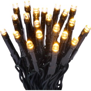 LED-Lichterkette mit 80 warmweißen LEDs und grünem Kabel für den Außenbereich.