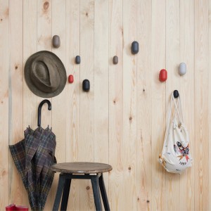 Wand mit bunten Wagner Hooks4home Pill Wandhaken aus Bio-Kunststoff, mit Accessoires.