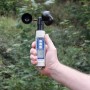 Handliches PCE Instruments A420 Anemometer zur Windmessung im Freien.