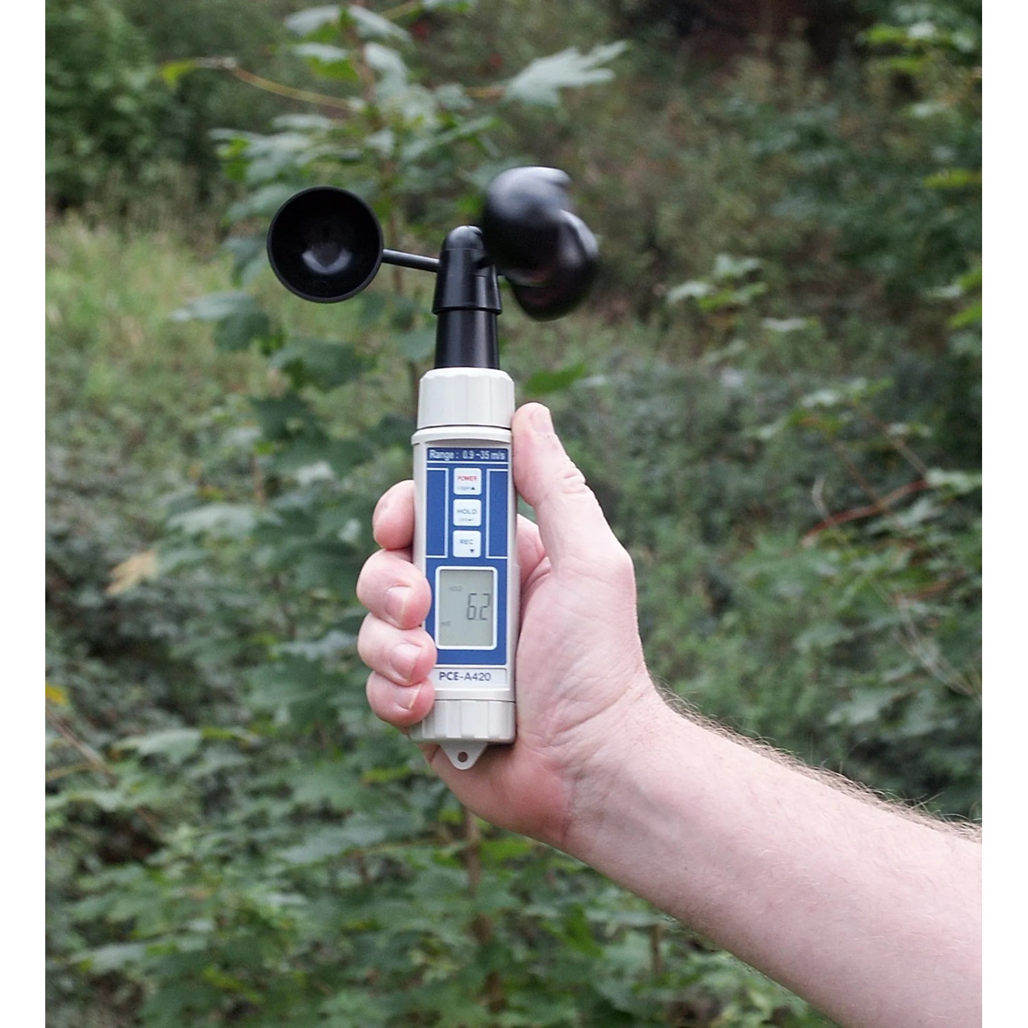 Handliches PCE Instruments A420 Anemometer zur Windmessung im Freien.