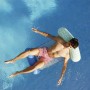 Mann entspannt auf der Bestway Pool-Hängematte Comfort Plush im Pool.