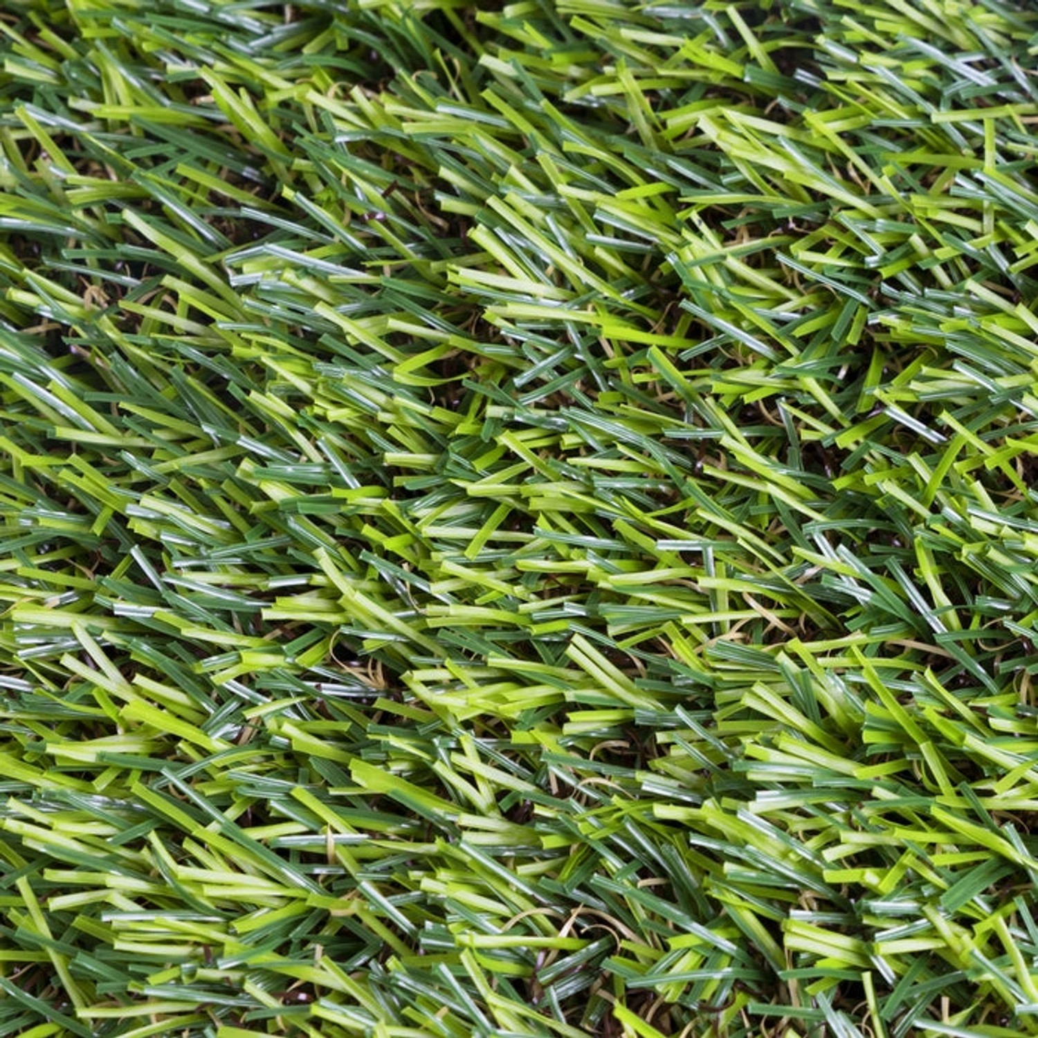 Detailaufnahme der grünen KARAT Kunstrasen Terrassenfliesen (11er-Set, 1 m²).