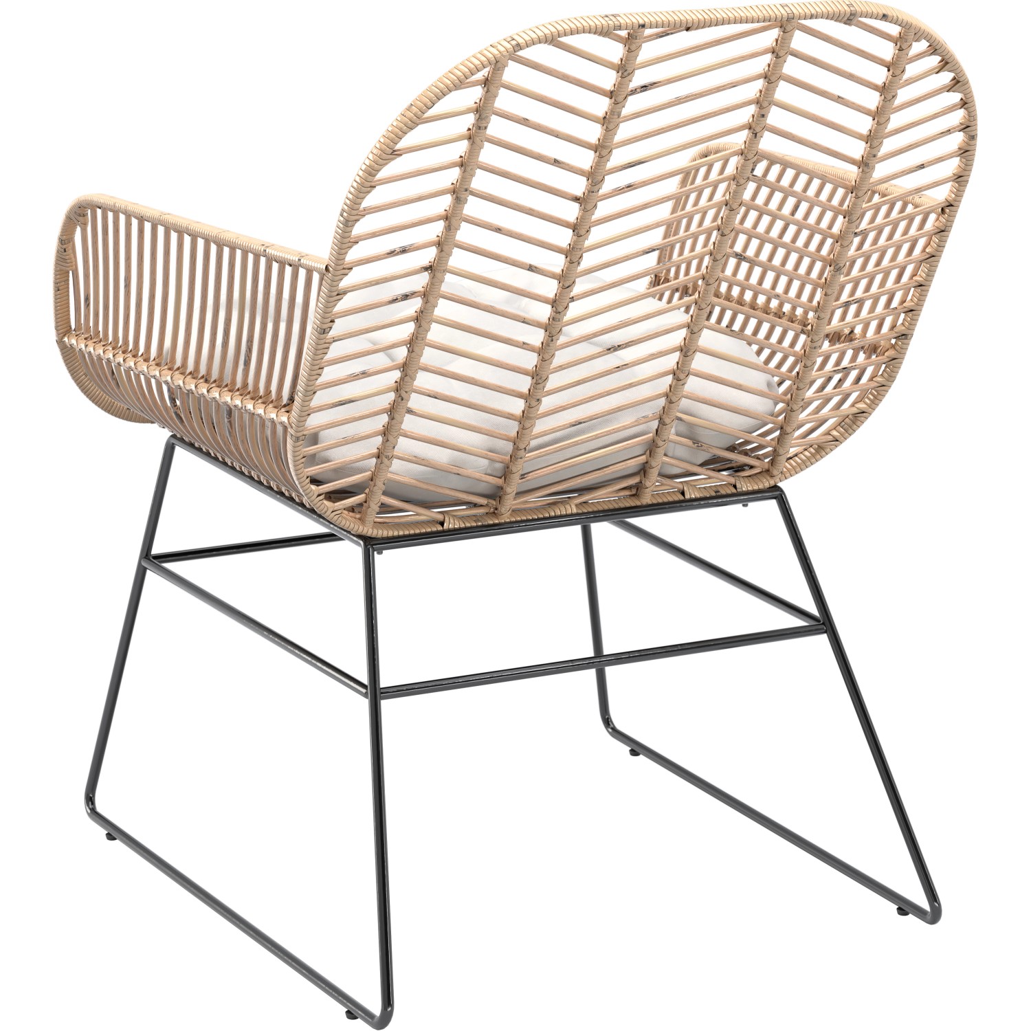 Lounge Sessel Udima aus Rattan in Natur mit schwarzen Metallbeinen und weißen Auflagen.