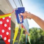 Hand befestigt mit LUX Handtacker eine Girlande. Tacker für Feindrahtklammern.