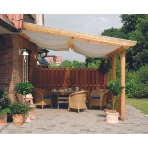 Skan Holz Seitenwand Douglasie mit Deckelschalung an Terrassenüberdachung mit Sitzgruppe im Garten.