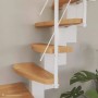 Raumspartreppe Quadro mit Buchenholzstufen und weißem Metallgeländer.