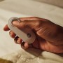 Hand hält weißen Yale Panikknopf/Türklingel für Smart Alarmanlage.