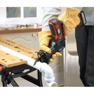 Black+Decker Multievo Säbelsägen-Kopf MTRS10 im Einsatz beim Sägen eines Rohrs.