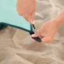 Aufbau der Pavillo Strandmuschel Beach Ground: Hering wird befestigt.
