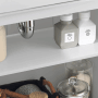 Innenansicht: Weißer SoBuy Waschbeckenunterschrank (60cm) mit Badutensilien.