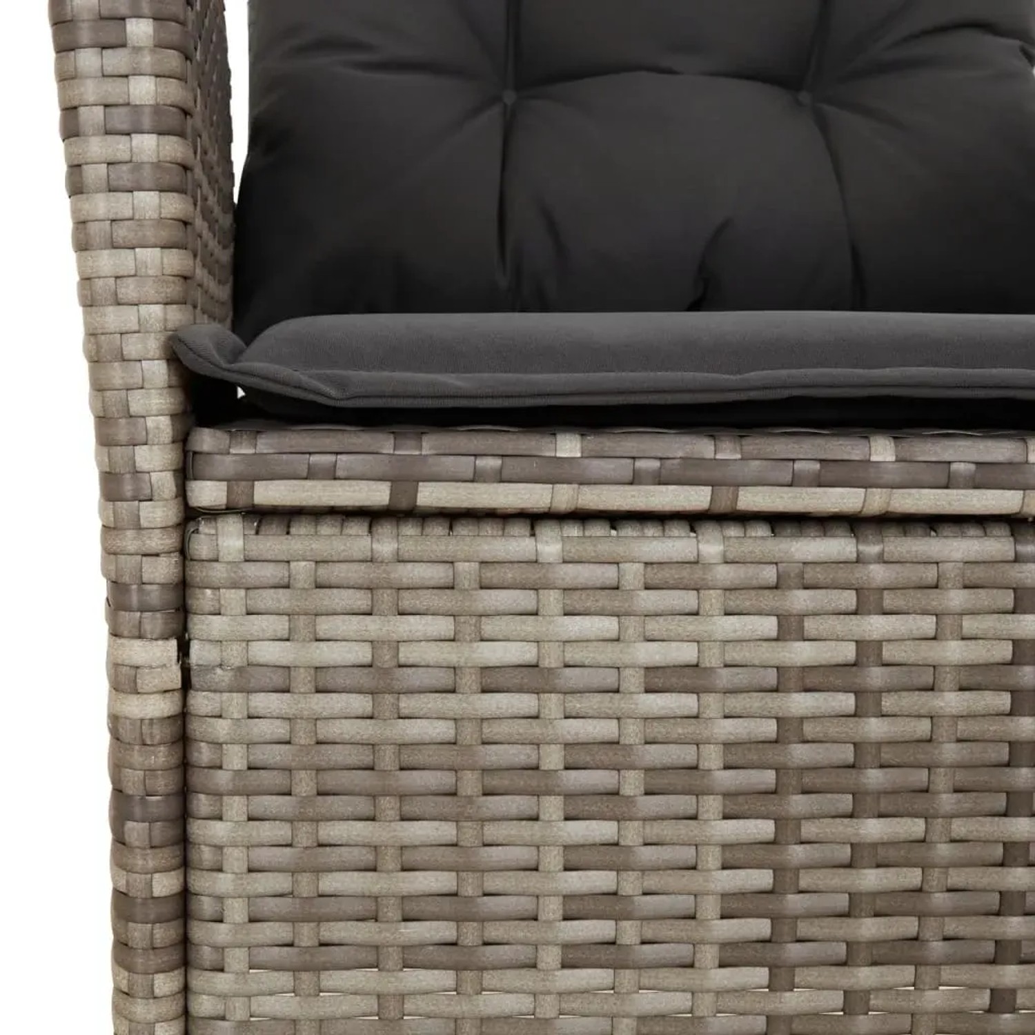 Detailaufnahme: Grauer Poly Rattan Gartenstuhl mit dunklen Kissen, Teil der 7-tlg. Essgruppe.