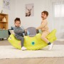 Kinder auf grüner BIG Kinderwippe Sammy Rocker im Wohnzimmer. Spiel & Spaß für Kinder.
