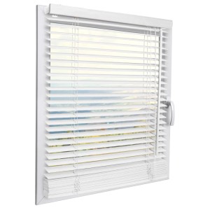 Weiße Sol Royal Holzjalousie (B130xH160 cm) für Fenster, mit Zugschnüren und Einstellstab.