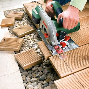 Bosch Handkreissäge PKS 55 A im Einsatz beim Sägen von Holz für den Terrassenbau.