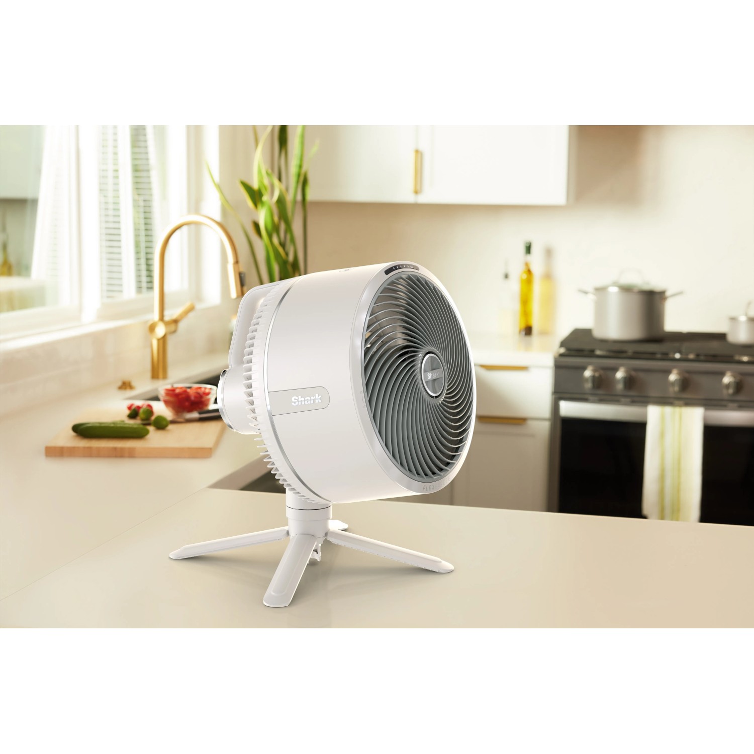 Weißer Shark FlexBreeze Ventilator als Tischventilator in Küche, kabellos und tragbar.