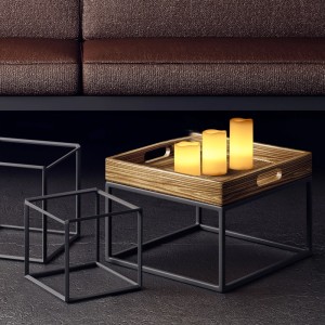 Drei cremefarbene Relaxdays LED Echtwachs Kerzen in verschiedenen Größen auf einem Holztisch. Flammenloses Flackerlicht für stimmungsvolle Beleuchtung.