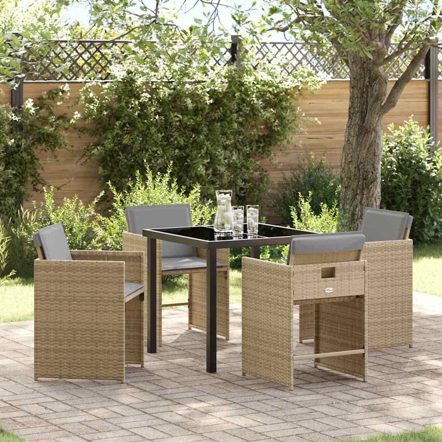 Beige vidaXL Garten Essgruppe, 5-teilig, aus Poly Rattan mit Tisch und Stühlen im Garten.