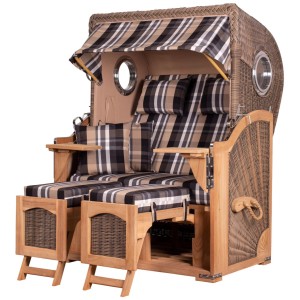 Grauer Strandkorb Ammersee aus Teak mit Bullauge, karierten Kissen, ausziehbaren Fußstützen und Bistrotischen.