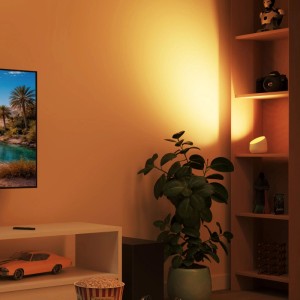 Weiße Philips Smart-LED-Tischleuchte Squire Lite erzeugt warmen Wallwashing-Effekt an der Wand. Smarte Ambientebeleuchtung.