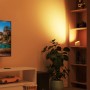 Weiße Philips Smart-LED-Tischleuchte Squire Lite erzeugt warmen Wallwashing-Effekt an der Wand. Smarte Ambientebeleuchtung.