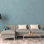 Wohnzimmer mit blauer Vliestapete Uni Matt Leicht Strukturiert FSC® an der Wand.