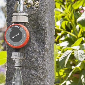Gardena Bewässerungsuhr am Wasserhahn mit laufendem Wasser. Bewässerungscomputer für Garten.