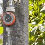 Gardena Bewässerungsuhr am Wasserhahn mit laufendem Wasser. Bewässerungscomputer für Garten.