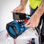 Bosch Professional Akku-Radio GPB 18V-3SC mit Smartphone verbunden.