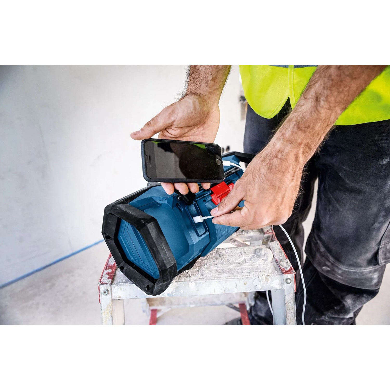 Bosch Professional Akku-Radio GPB 18V-3SC mit Smartphone verbunden.