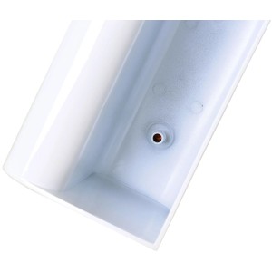 Detailaufnahme des weißen Vivanno Balkonkastens Classico mit Wasserablauf.