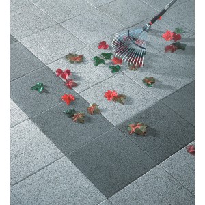 Terrassenplatten Beton Rom Grau-Schwarz wassergestrahlt, 40x40 cm, mit Laub und Rechen.