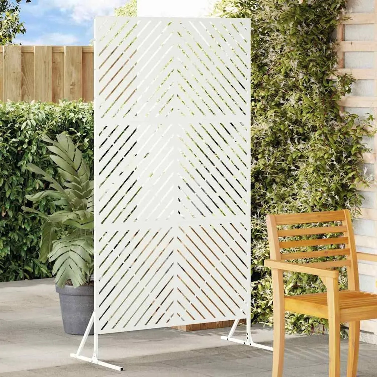 Weißer vidaXL Sichtschutz aus Stahl für Garten & Terrasse. Modernes Design mit diagonalen Lamellen bietet Privatsphäre.