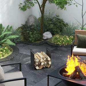 Schwarzes Outsunny Kaminholzregal aus Stahl mit Holzscheiten und Griffen im Garten.