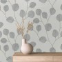 Graue Marburg Vliestapete GZSZ mit Blattmotiv und floralem Design. Dekorative Tapete für ein stilvolles Zuhause.