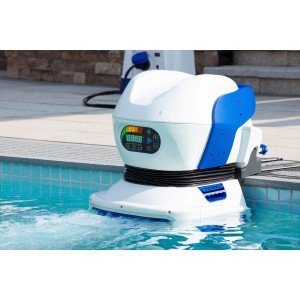Bestway Swimfinity Gegenstromanlage im Pool: Weißes Gehäuse mit blauem Akzent und digitaler Anzeige.