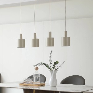 Moderne Lindby Ovelia Pendelleuchte in Creme, 4-flammig aus Metall, über Esstisch. Ideal als Küchenleuchte.