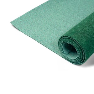 Gerollter, grüner Karat Rasenteppich Farbwunder PRO Kunstrasen Zuschnitt 200x450 cm.