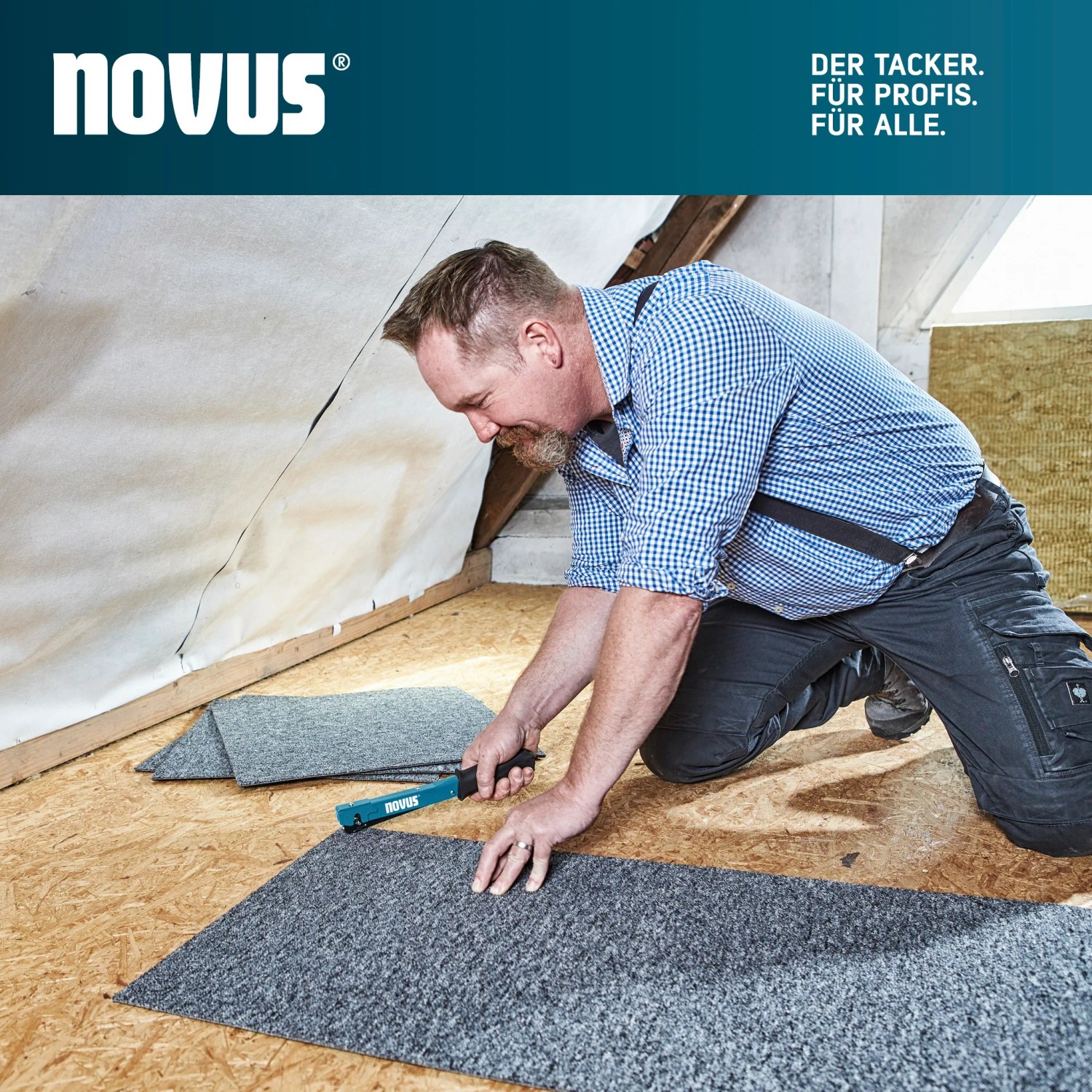 Handwerker befestigt Teppich mit Novus Hammertacker J-022. Premium-Tacker für Renovierung und Innenausbau.
