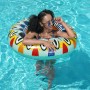 Frau im farbenfrohen Bestway Schwimmring Flirty Fiesta (Ø 94 cm) im Pool.