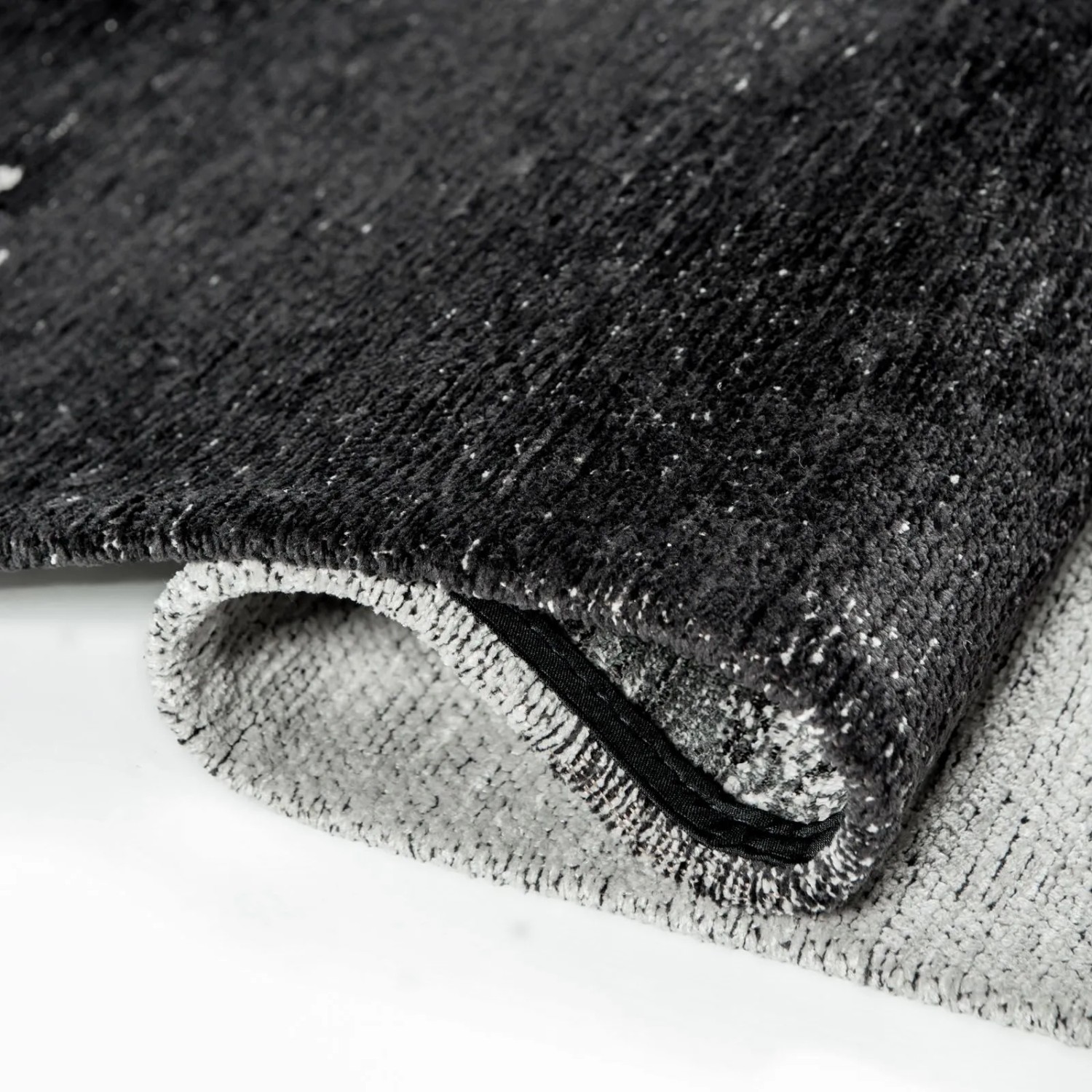 Lola&Moi Teppich Soot Silber, 170x240 cm, Detailaufnahme der Textur und Farbe.