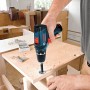 Bosch Professional GSR 12V-15 Akku-Bohrschrauber in Aktion beim Schrauben in Holz.