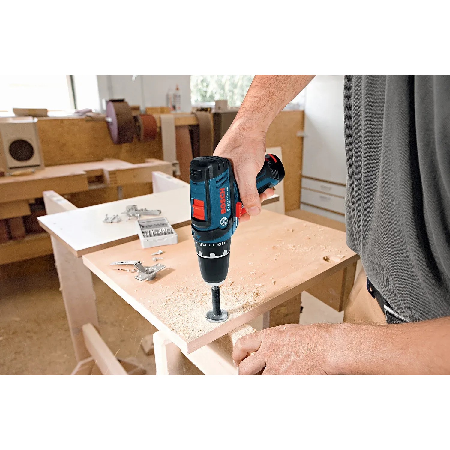 Bosch Professional GSR 12V-15 Akku-Bohrschrauber in Aktion beim Schrauben in Holz.