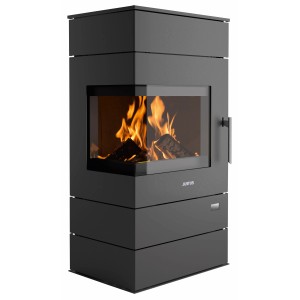 Schwarzer Justus Voga W+ Kaminofen (6,5 kW) mit Flammen hinter Glas.
