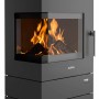 Schwarzer Justus Voga W+ Kaminofen (6,5 kW) mit Flammen hinter Glas.