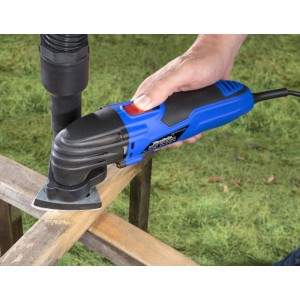 Hand schleift Holz mit blauem Westfalia Multifunktionswerkzeug WMFW220. Vielseitiges Multitool für präzise Arbeiten.