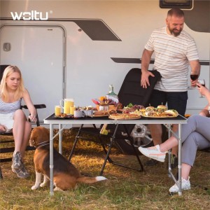 WOLTU Campingtisch, höhenverstellbar, schwarz, mit Personen und Speisen beim Camping.