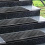 5er-Set schwarze KARAT Gummi Stufenmatten Madras (25x75 cm) mit geriffelter, rutschfester Oberfläche auf Treppe.