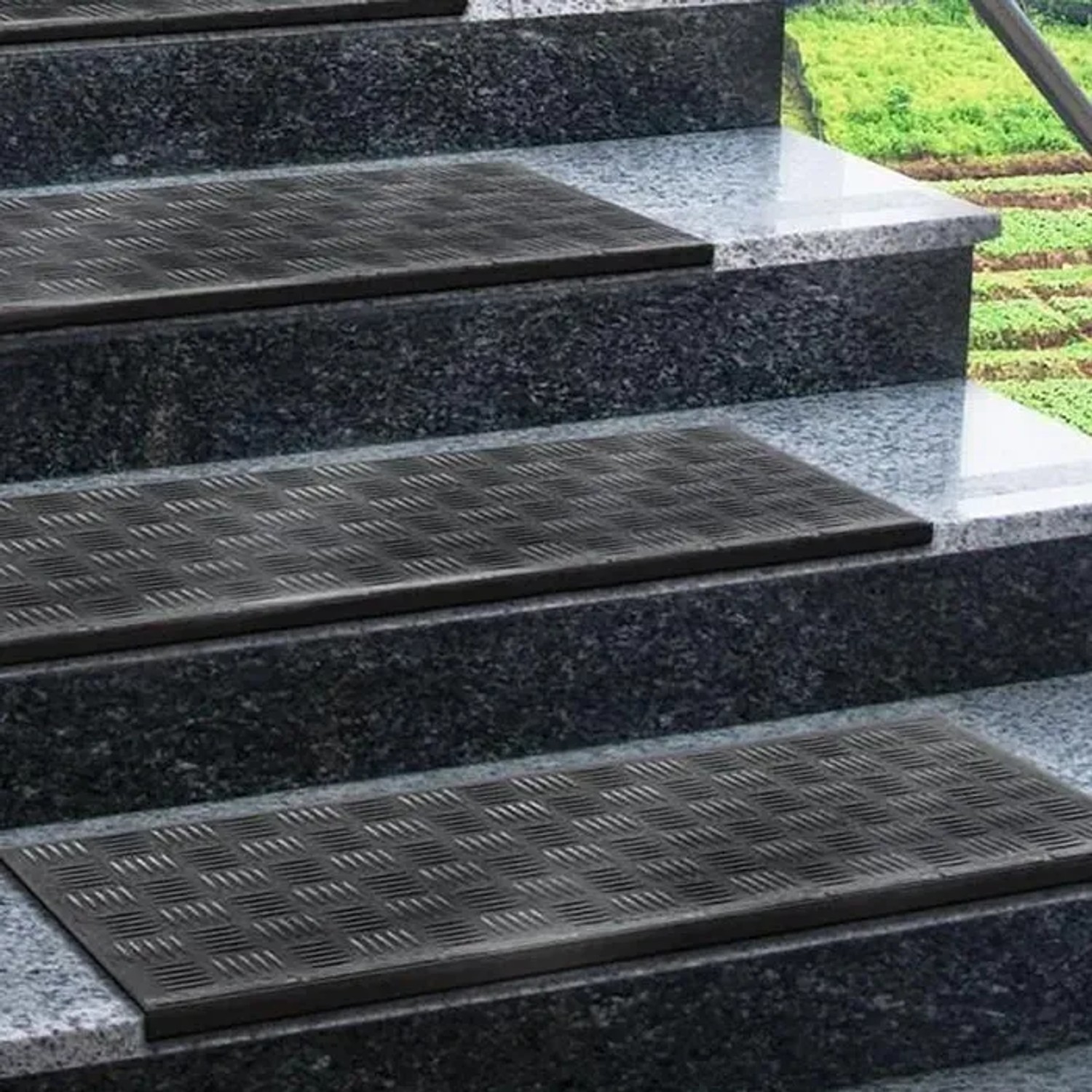 5er-Set schwarze KARAT Gummi Stufenmatten Madras (25x75 cm) mit geriffelter, rutschfester Oberfläche auf Treppe.